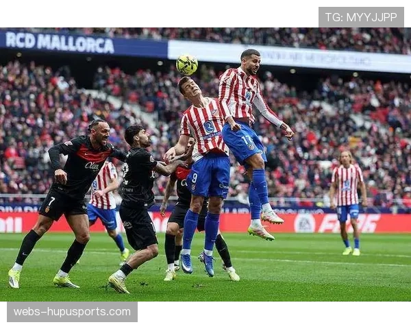 特写：生涯首帽！马略卡小将洛佩斯进球后奔向看台与患病母亲相拥